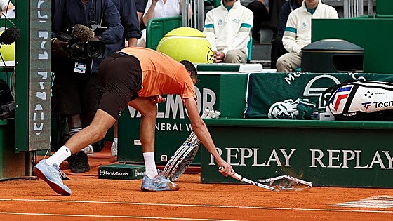 Medvedev vuelve a las andadas y destroza su raqueta antes de firmar un bochornoso 6-0 y 6-0