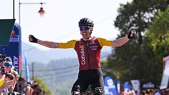 Aranburu y el ciclismo vasco irrumpen en el desfile de Seixas