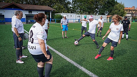 Partido internacional de walking fútbol en Berango por el Día Internacional del Párkinson