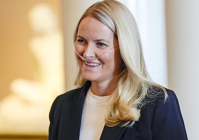 Mette-Marit de Noruega asiste por primera vez a un acto oficial con oxígeno