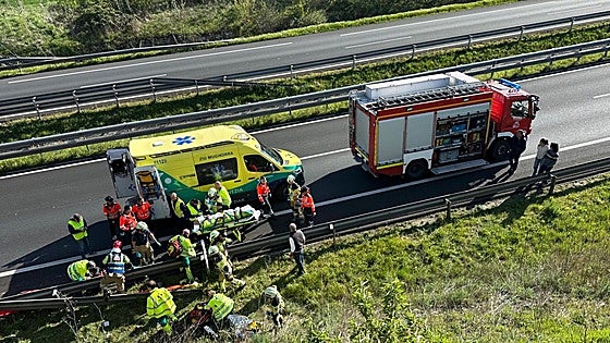 Cortan la A-1 en Vitoria por un accidente con un herido grave