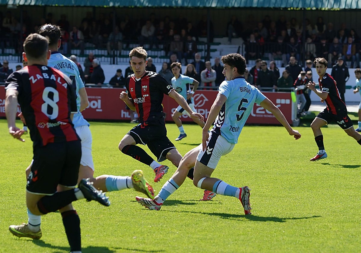 Lance del encuentro disputado en Fadura entre el Arenas y el Celta Fortuna