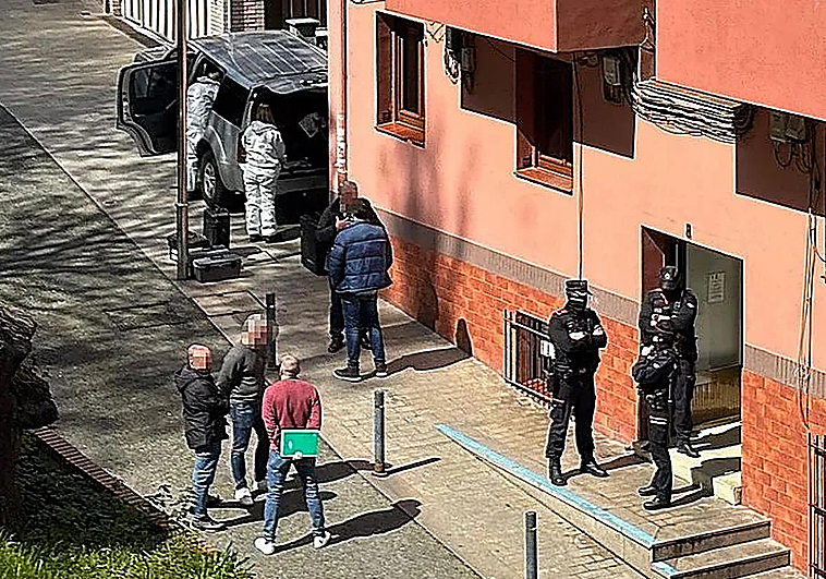 Entra en la cárcel el sospechoso de matar a su pareja en Basauri tras cometer un robo y agredir de gravedad a otra persona