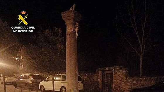 Identifican a un bilbaíno de 20 años por vandalizar un histórico monumento en Ezcaray: trepa, lo rompe, cae y acaba en el hospital