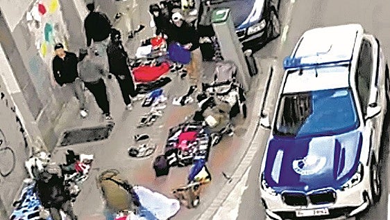 Vecinos de Cortes denuncian que su calle se ha convertido en un bazar ilegal