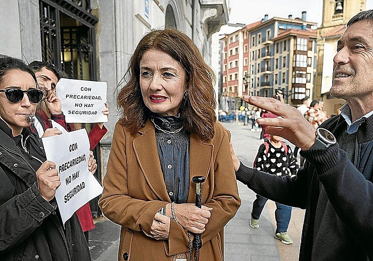 El policía señalado en la polémica OPE en Santurtzi denuncia a la nueva alcaldesa por difundir su relación con la edil de Personal
