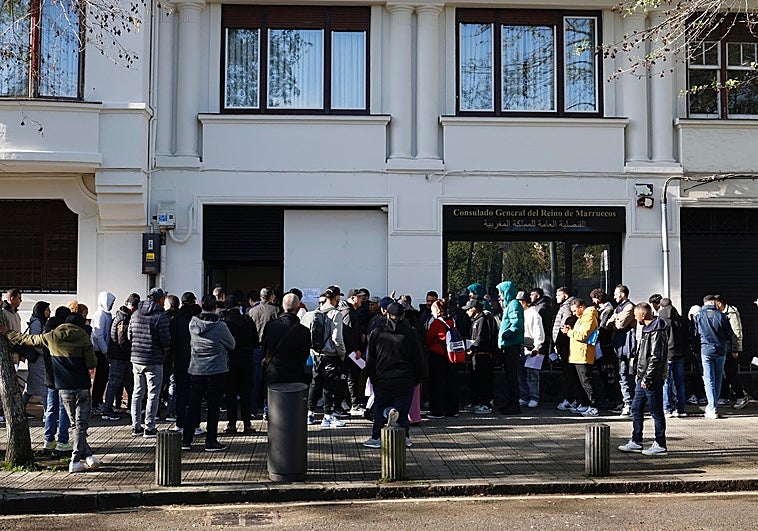 Largas colas en los consulados de Bilbao para conseguir el certificado de antecedentes penales: «Venimos desde Gijón»