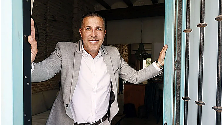 El hermano de Antonio Anglés: «Koldo y Ábalos se hicieron un injerto de pelo en mi clínica»