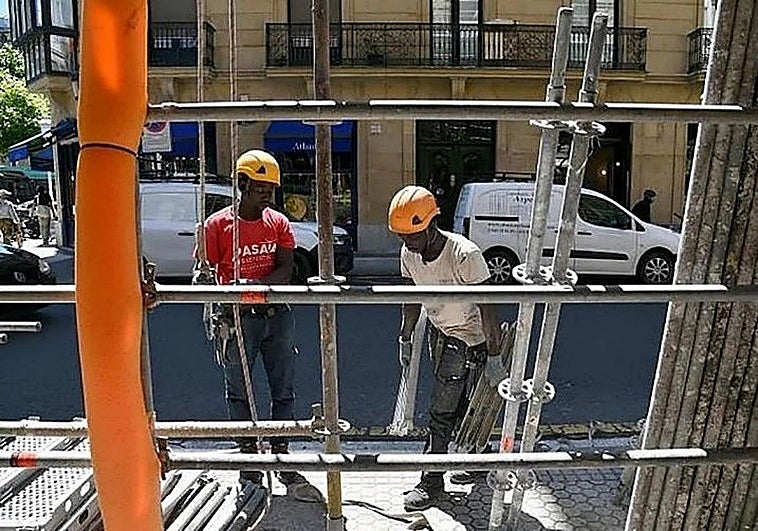 Euskadi alcanza los 106.000 trabajadores extranjeros a las puertas de la regularización