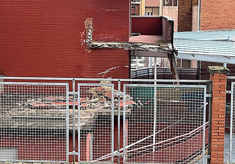 Un balcón de un colegio de Santurtzi se hunde y obliga a Educación a retirar todos