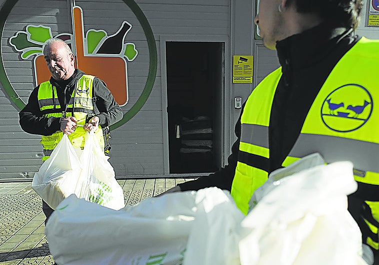 A contrarreloj en la furgoneta del Banco de Alimentos contra el desperdicio