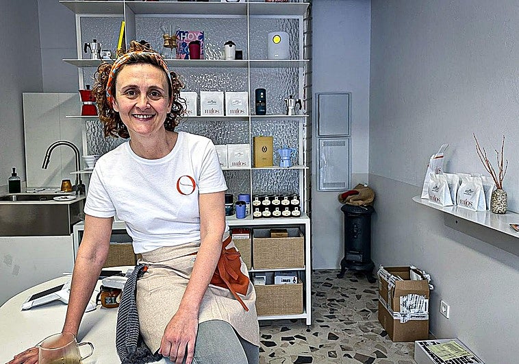 De administrativa a barista: Gloria cambia de vida a los 50 y abre un local de café de especialidad en Bilbao
