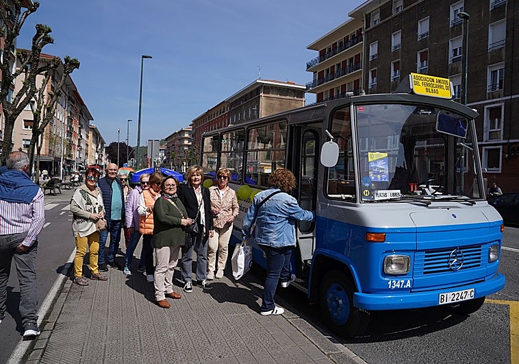 'El azulito' vuelve a recorrer las calles de Bilbao: «Es un icono y nos trae muchos recuerdos»