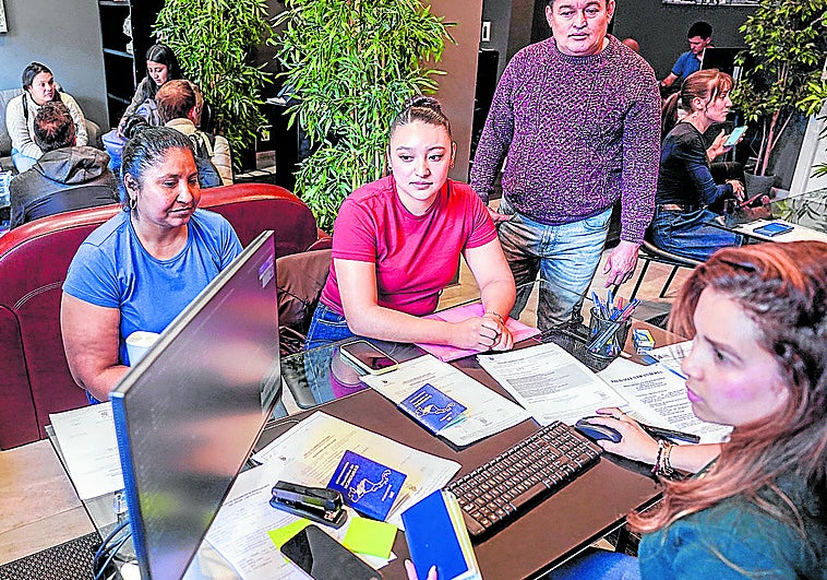 «Hemos presentado casi 100 expedientes en este primer día de regularización»