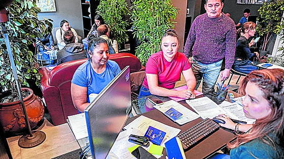 «Hemos presentado casi 100 expedientes en este primer día de regularización»