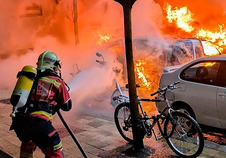 Investigan la quema de un vehículo en Bilbao
