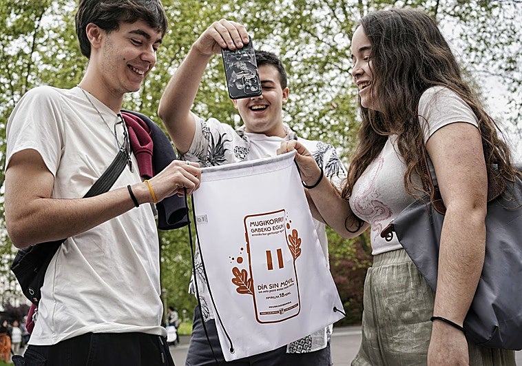 'Día sin Móvil' en Bilbao: «¡Claro que aguanto media hora sin él!»