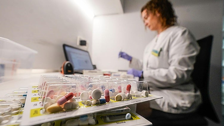 Medio millar de alaveses recibe ya su medicación en pastilleros personalizados