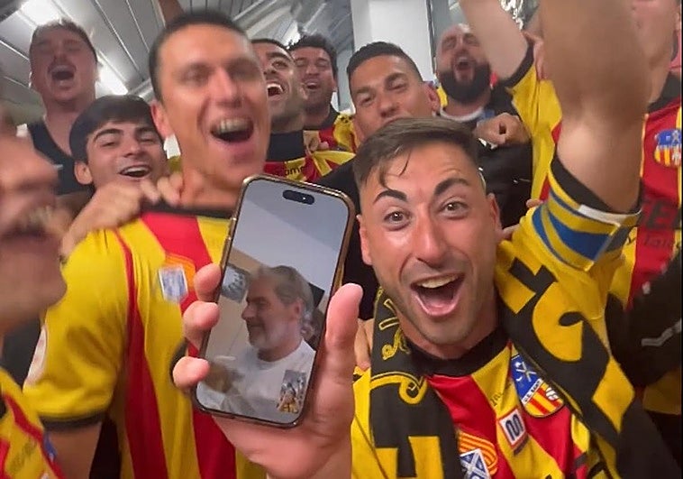 El vitoriano Natxo González celebra por videollamada desde el hospital el ascenso del Sant Andreu