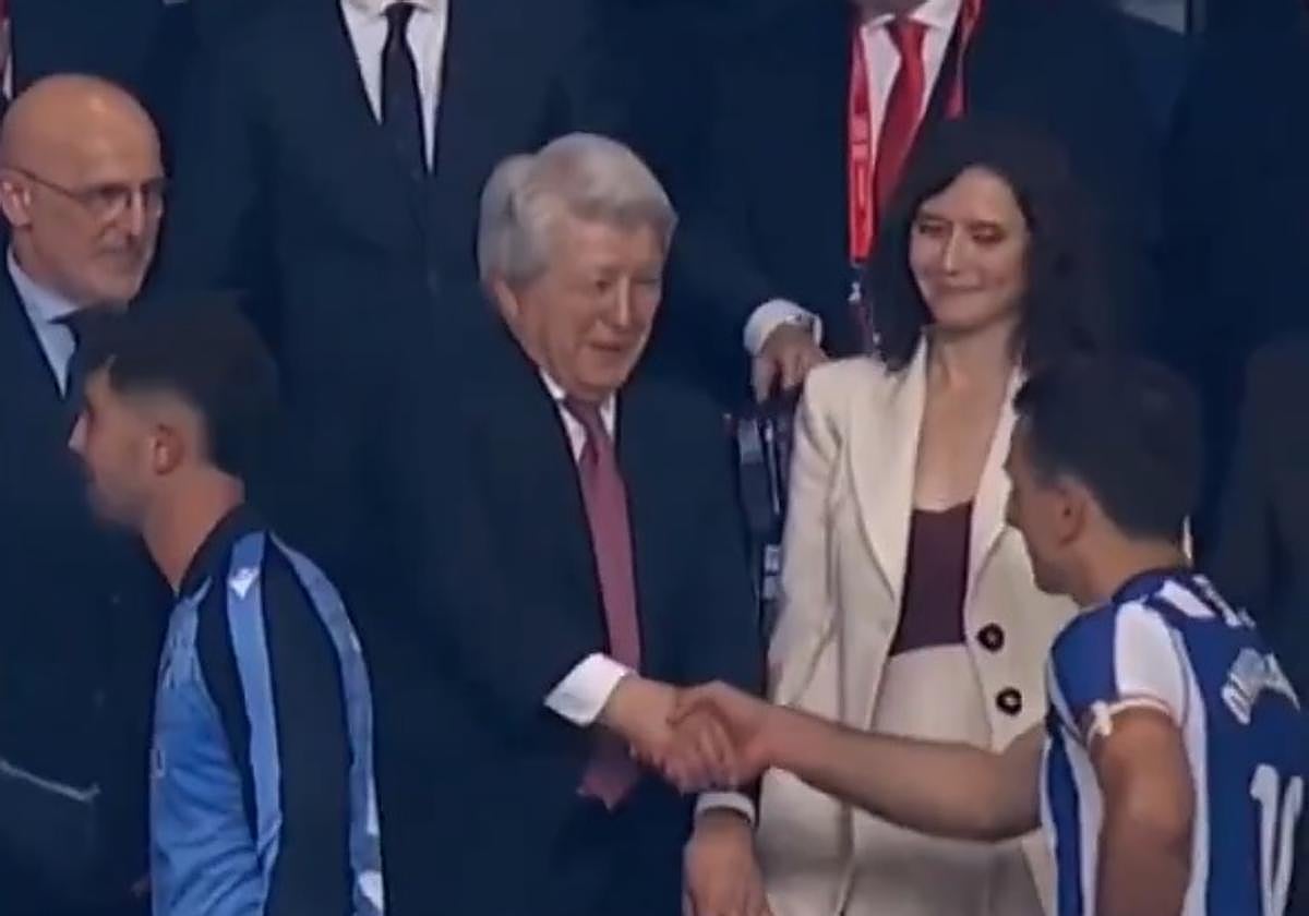 Real Sociedad Captain Mikel Oyarzabal Last to Greet Authorities in Protocol Ceremony