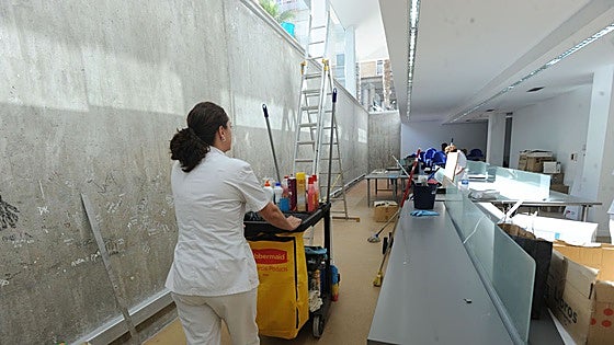 ELA convoca una huelga indefinida en el servicio de limpieza de edificios públicos de Ugao