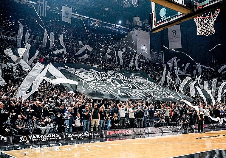 Los aficionados del Surne dan la cara en el 'infierno' griego: resisten, cantan, aplauden...