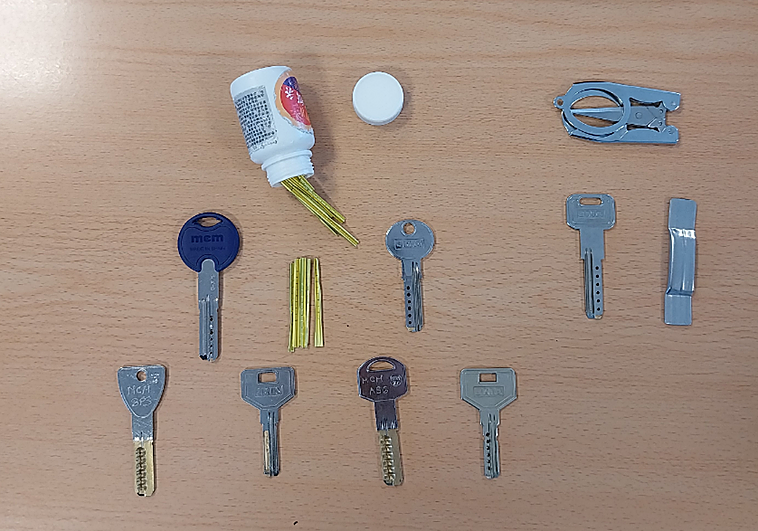 Sorprendidos con un botín de joyas cuando salían de robar en un piso de Deusto