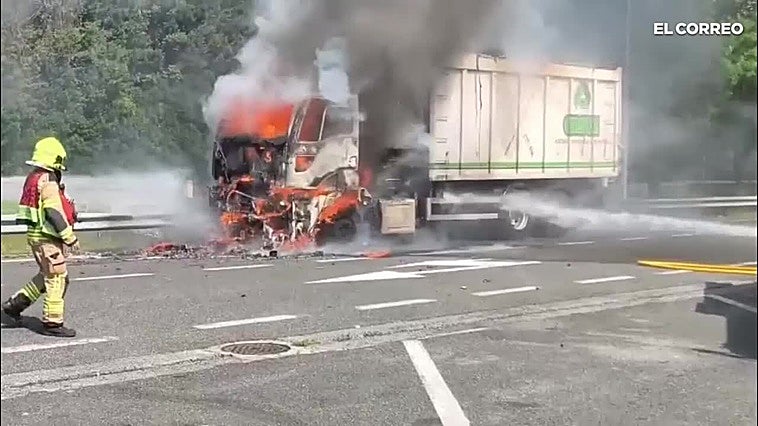 Un camión de reciclaje de vidrio se incendia en Arrigorriaga