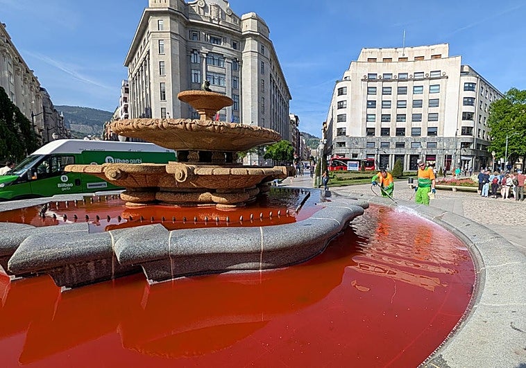¿Por qué el agua de la fuente de Moyua ha aparecido teñida de rojo?