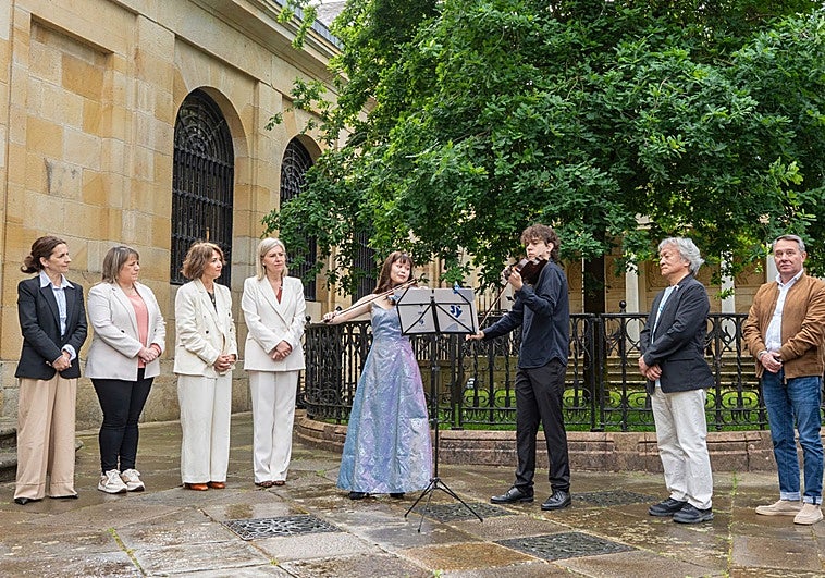 Dos violines que sobrevivieron a Hiroshima y el holocausto nazi suenan por la paz en Gernika