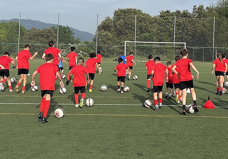 El Villarreal entra en el fútbol base de Bizkaia con un campus