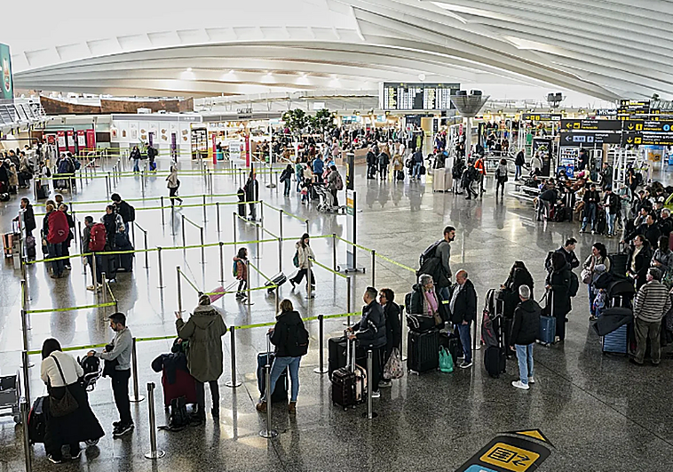 El director del aeropuerto de Loiu sobre el combustible: «Si tuviera que organizar las vacaciones, las planearía igual»
