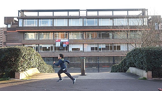 Educación esgrime la baja matrícula en ESO del instituto de Txurdinaga para cerrar su Bachillerato