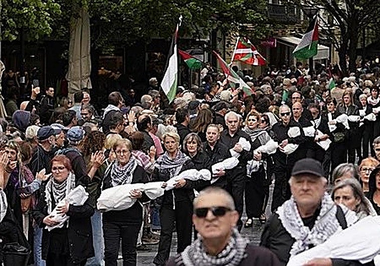 Miles de personas se manifiestan contra «el genocidio y la guerra» por las calles de Donostia