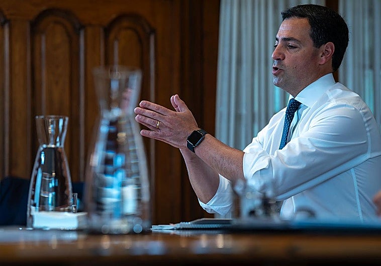 «Que Garamendi use su influencia con los inversores que no salen de la sala VIP de Barajas», señala el lehendakari