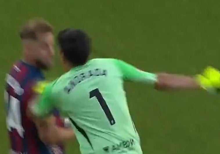 Brutal agresión del portero del Zaragoza a un rival tras ser expulsado
