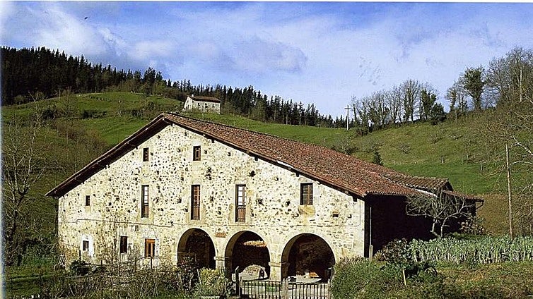 ¿Son los propietarios de caseríos grandes tenedores de vivienda?