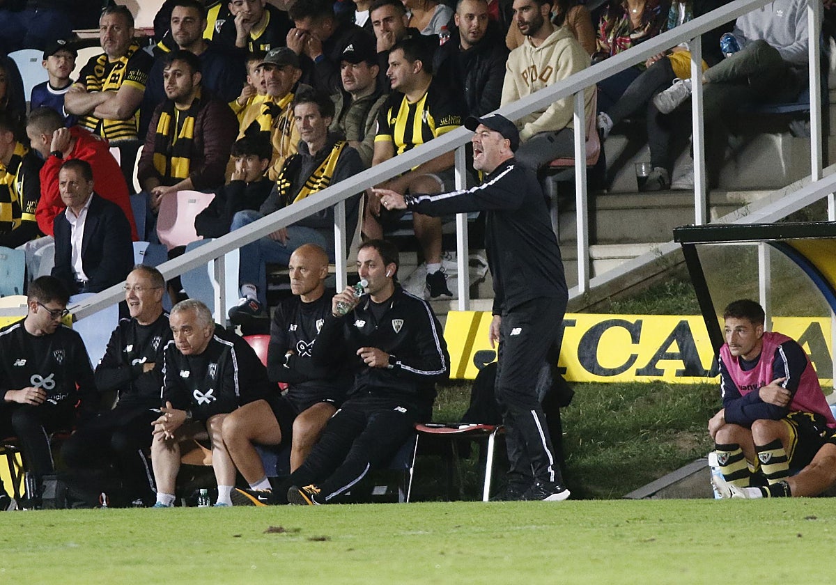Imanol de la Sota dando instrucciones en un partido en Lasesarre.