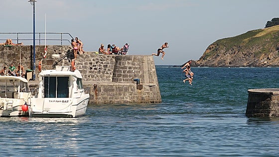 Seguridad privada, nuevas duchas y chiringuitos en la costa vizcaína para la temporada de verano