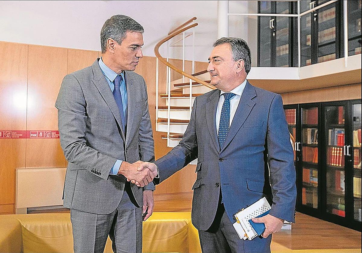 Pedro Sánchez saluda a Aitor Esteban en una reunión en octubre de 2023.