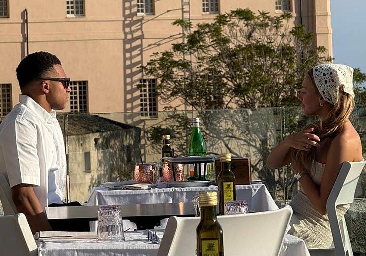 Mbappé y Ester Expósito, pillados en Cagliari: el francés la sorprende con  un curioso postre en un lujoso restaurante | El Correo