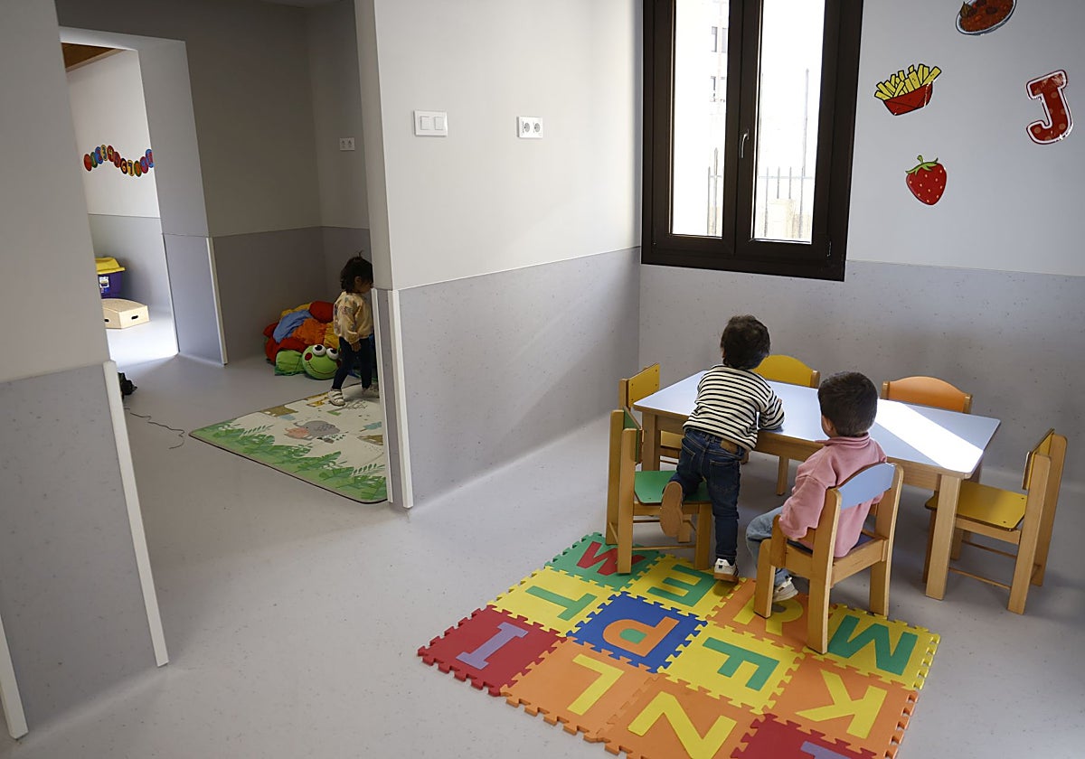 Menores juegan en las instalaciones de la nueva haurreskola de Labastida, inaugurada el pasado mes de febrero.