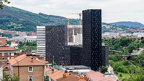 Vecinos de la Torre Bolueta demandarán al Gobierno vasco tras siete años de «asfixiante calor»