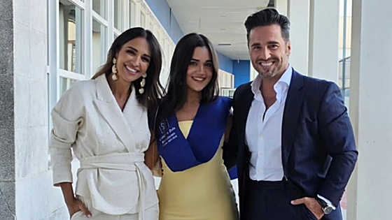 Paula Echevarría y David Bustamante posan juntos en la graduación de su hija