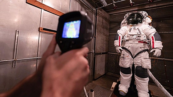 Los trajes espaciales ponen en duda el viaje a la Luna de 2028