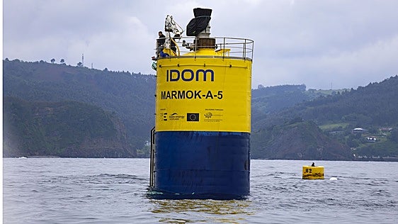 IDOM lanza a la costa vizcaína un dispositivo flotante que genera energía con las olas