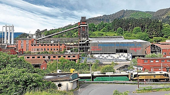 Barakaldo permite derribar una antigua siderurgia para hacer pisos y un polígono