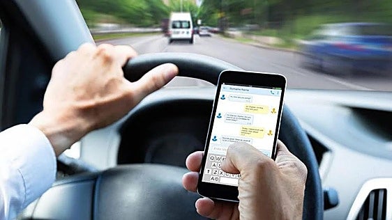 La diferencia entre mandar un whatsapp y hablar por teléfono mientras conduces; la retirada de puntos no es la misma