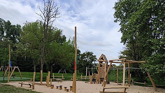 Abetxuko estrena parque infantil con juegos de madera y tirolina
