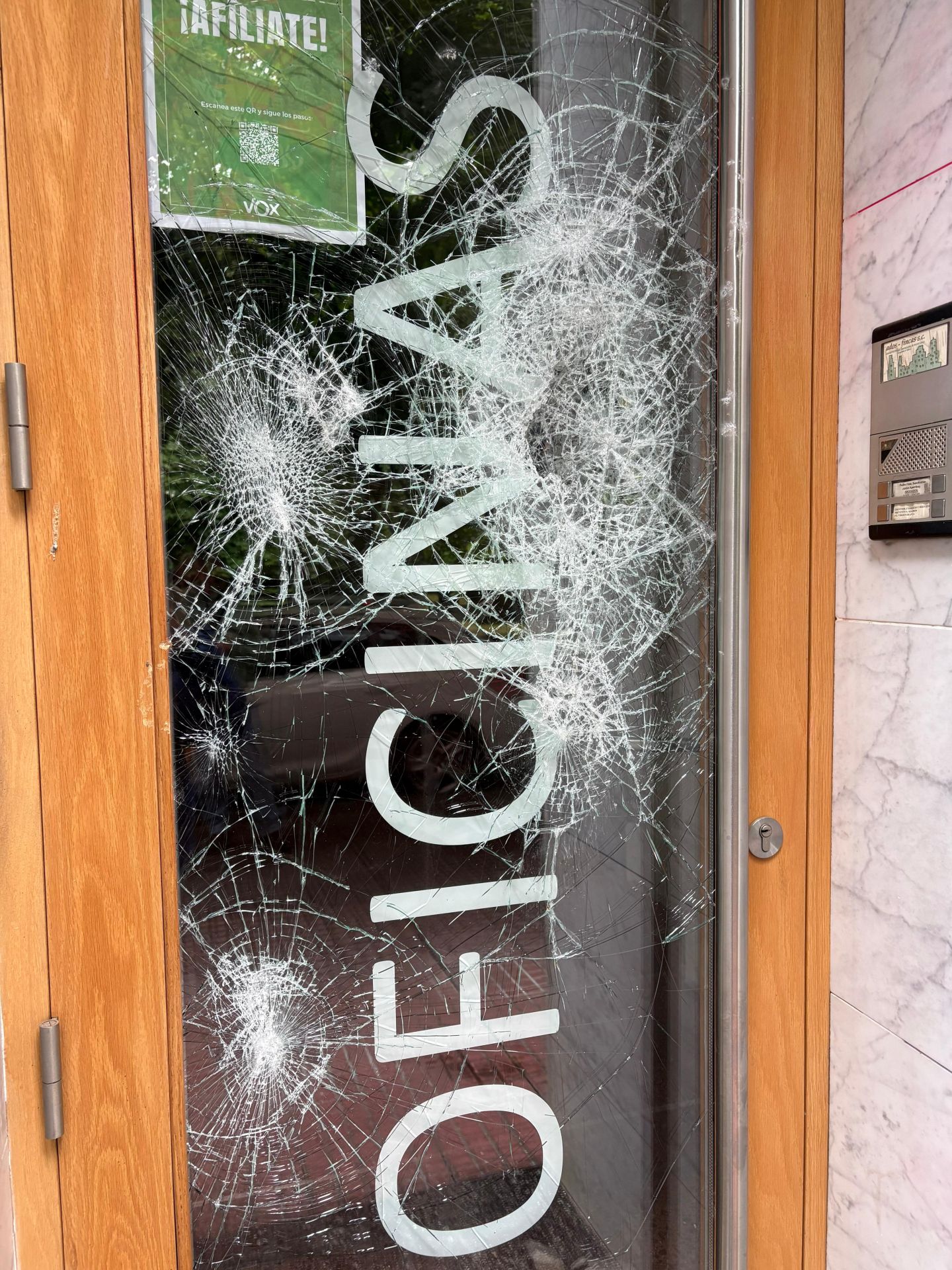 Atacan con piedras la sede de Vox en Vitoria | El Correo